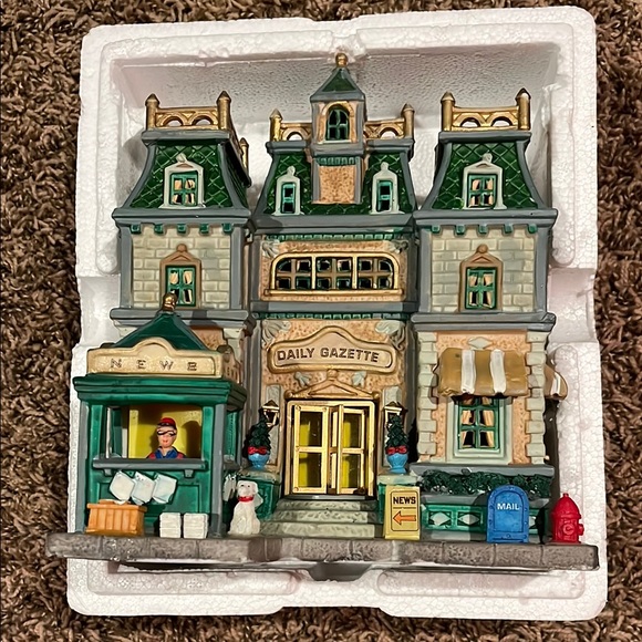 Lemax Caddington Village Daily Gazette Building - Picture 2 of 5